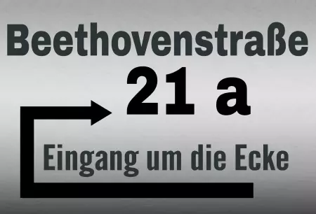 Wegweiser Eingang um die Ecke Bild