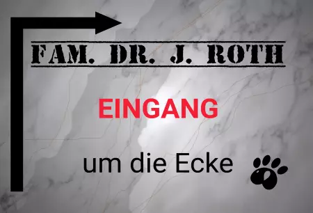 Wegweiser Fam. Dr. J. Roth Eingang um die Ecke Bild
